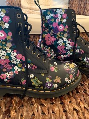 Dr. Martens Black Floral Lace-Up Boots size 10 US NWOT